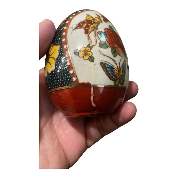 HAND PAINTED Porcelain
EGG 3 1/2" yellow birds and flowers gold gilt - Picture 7 of 7